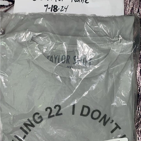 Taylor Swift official  Red era “22” tee shirt!! New in bag size 2X - Picture 3 of 3